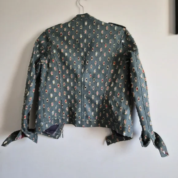 Stylish Blue Jacket with Patterned Design - Picture 6 of 7